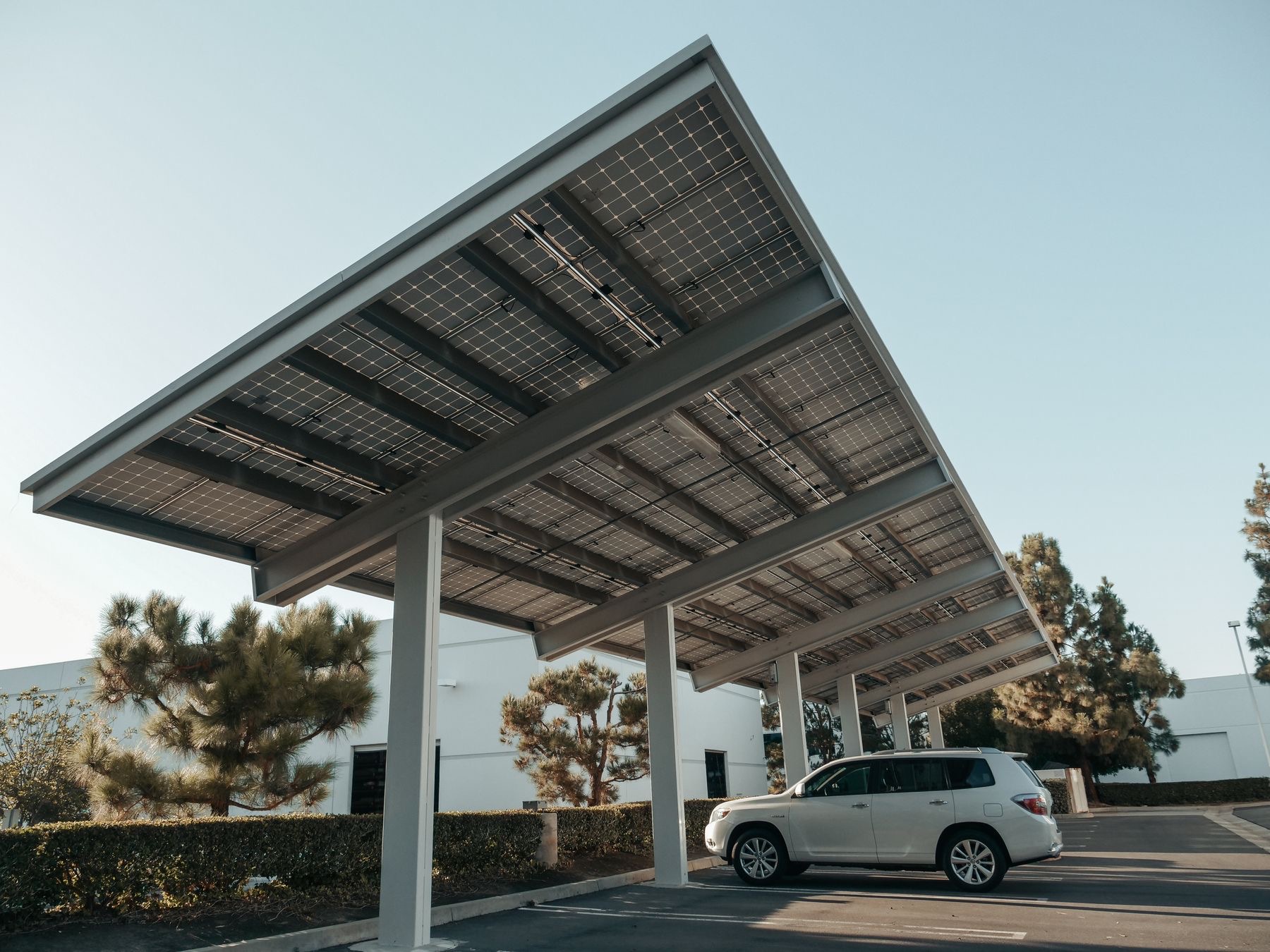Ombrière solaire : Une structure porteuse et des panneaux qui abritent les véhicules