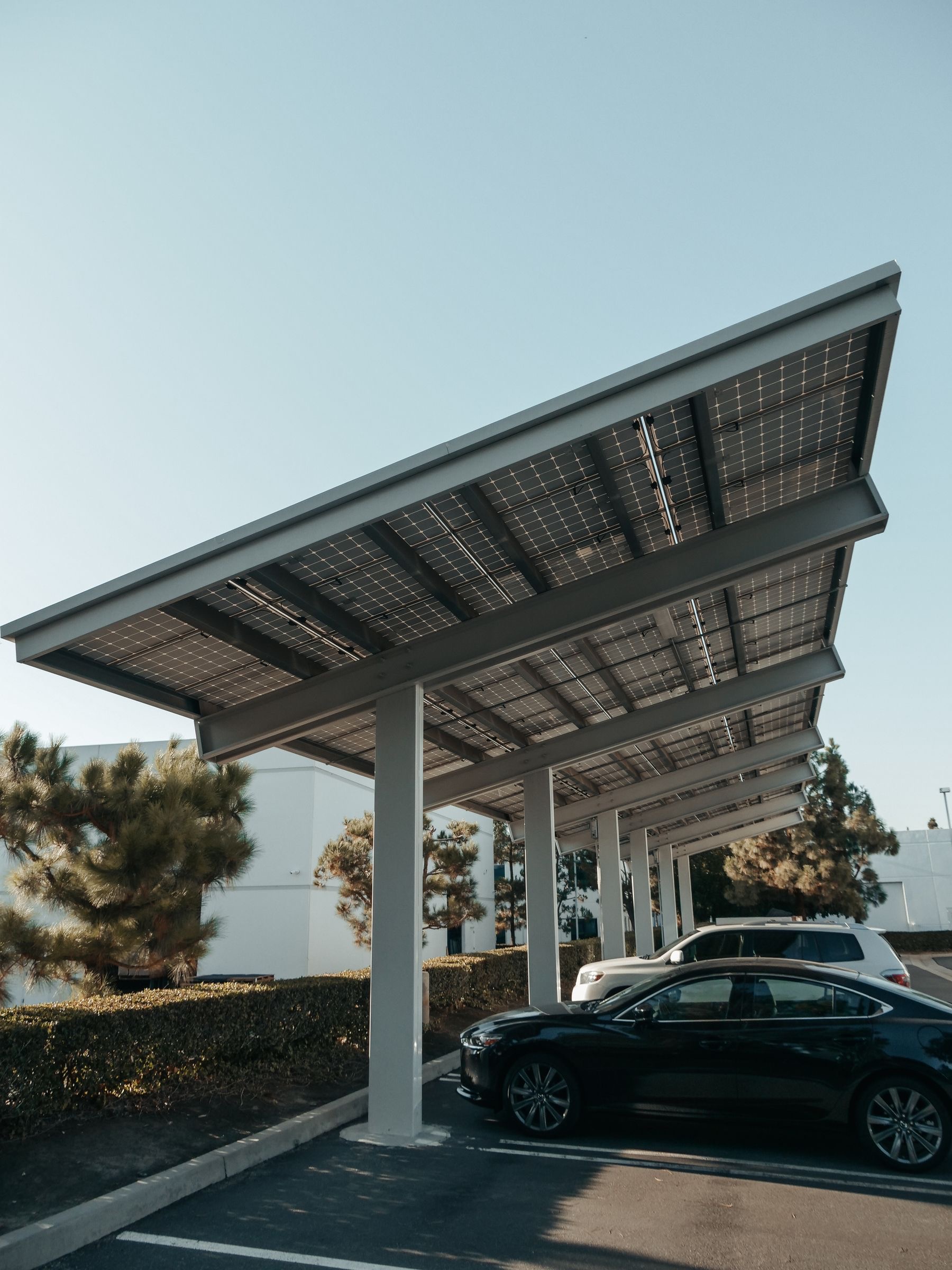 Stationnement couvert : Les voitures à l'ombre, l'électricité produite au-dessus