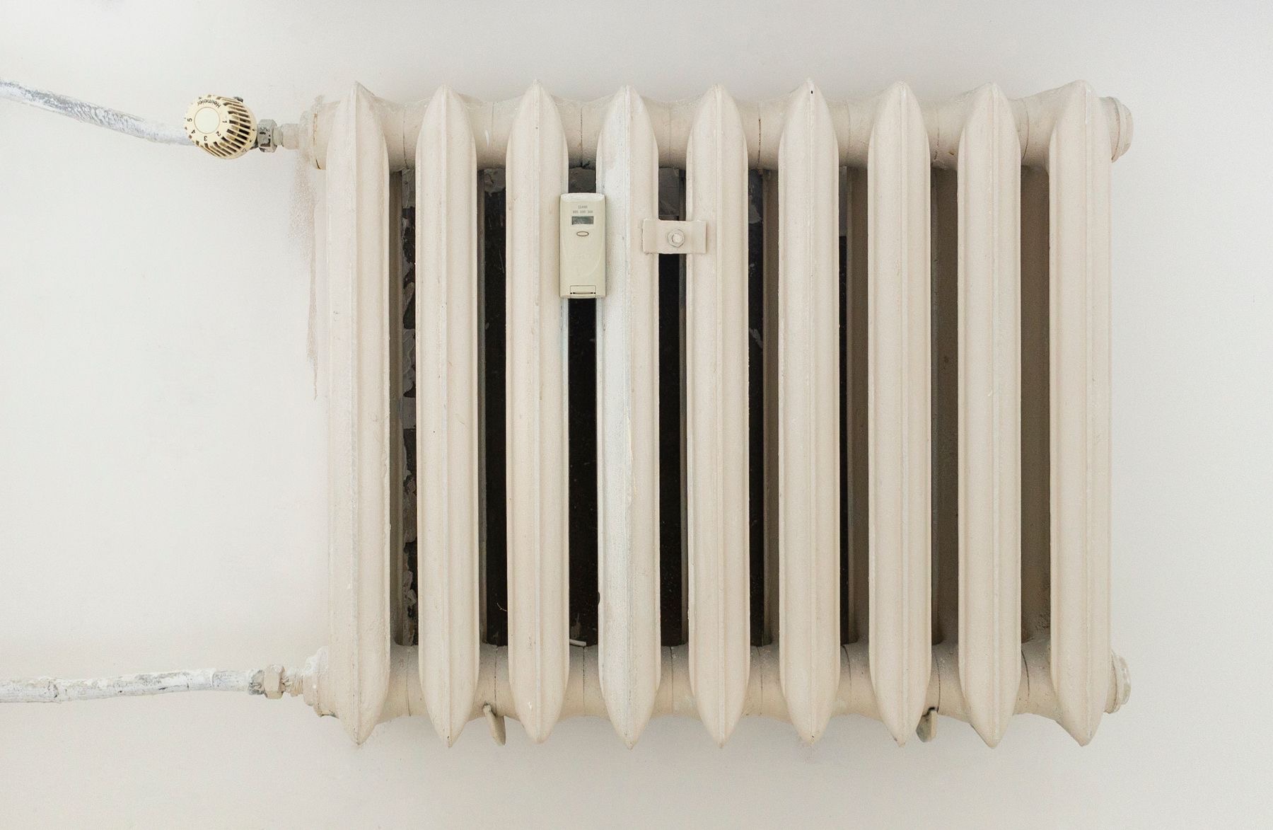 Radiateur blanc avec robinet thermostatique