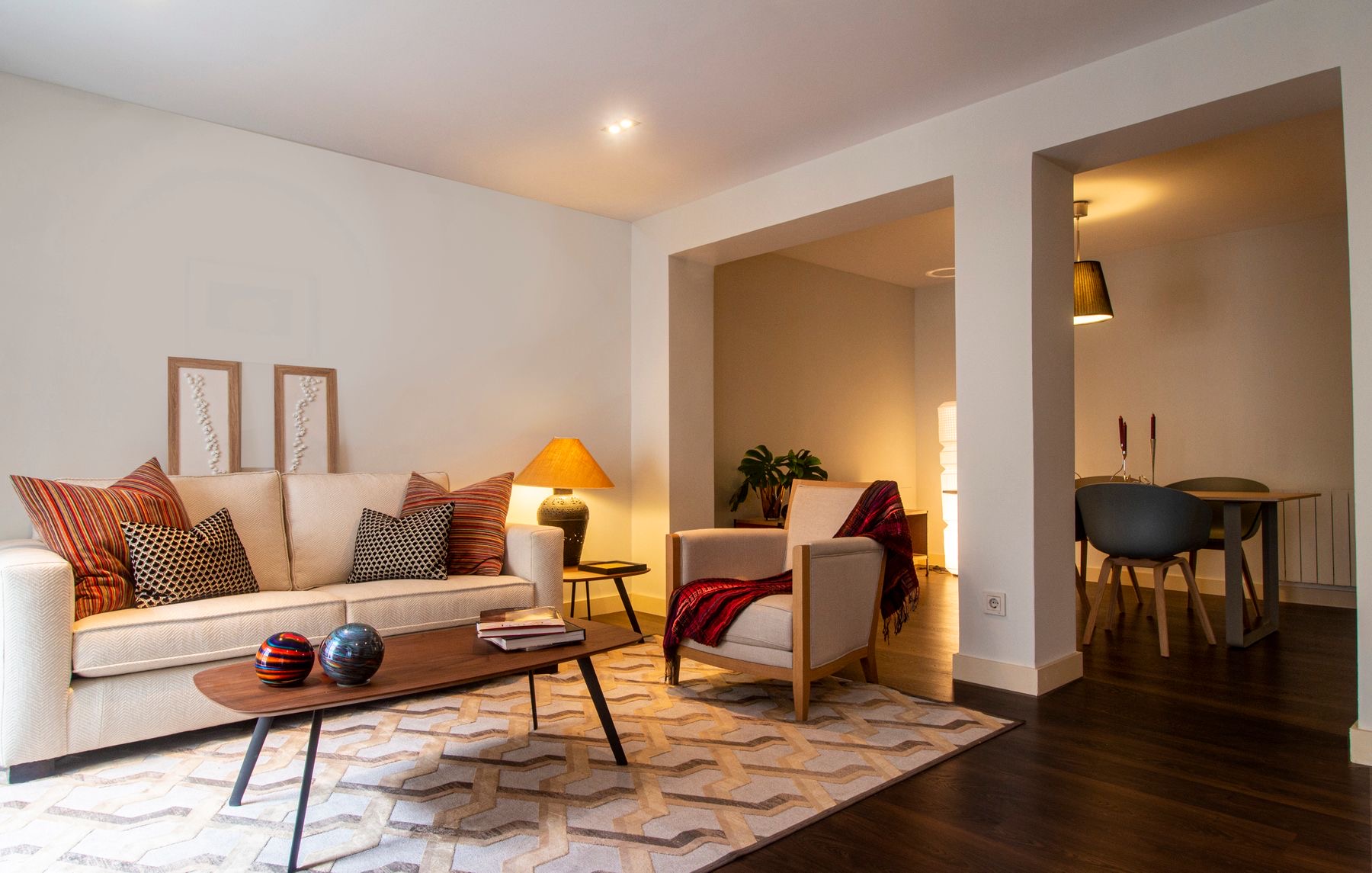 Salon chaleureux d'une maison rénovée